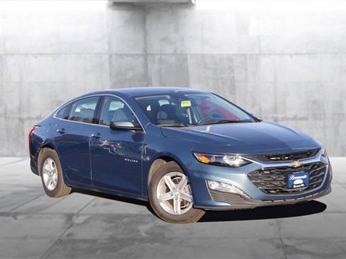 Used 2024 Chevrolet Malibu LT image 2