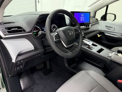 New 2026 Toyota Sienna XLE image 8