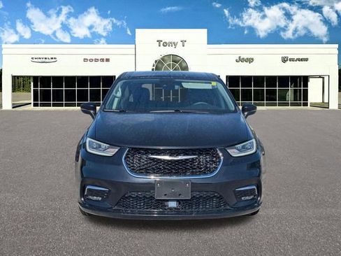 Used 2023 Chrysler Pacifica Touring-L image 2