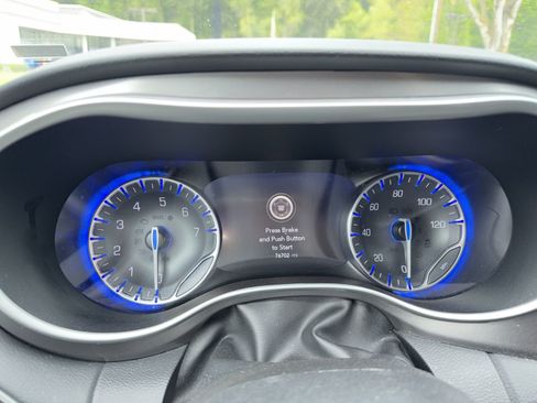 Used 2023 Chrysler Pacifica Touring-L FWD image 13