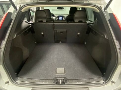 Used 2025 Volvo XC40 B5 Core image 9