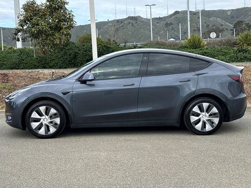 Used 2020 Tesla Model Y Long Range image 2