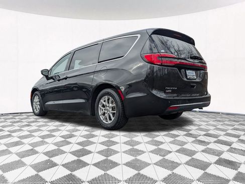 Used 2023 Chrysler Pacifica Touring-L image 10