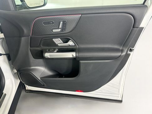 Used 2025 Mercedes-Benz GLB 250 image 32