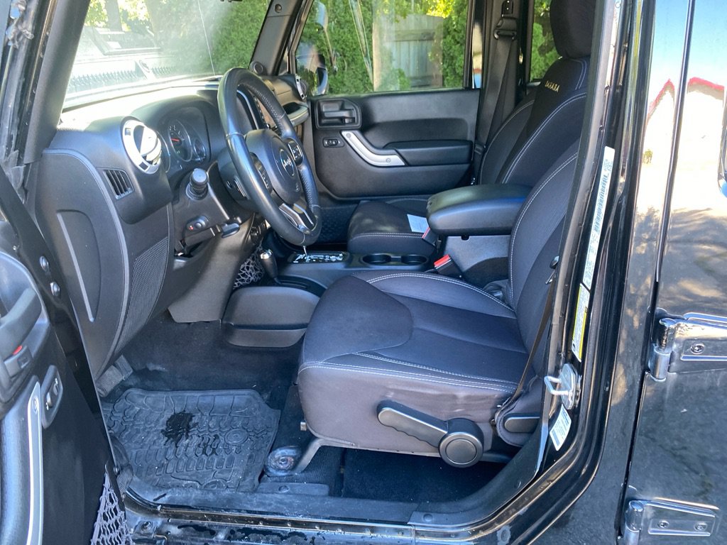 Used 2014 Jeep Wrangler Unlimited Sahara w/ Dual Top Group AWD/4WD image 9
