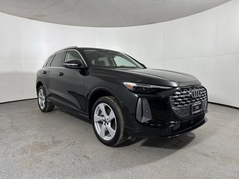 Used 2025 Audi Q5 Premium Plus w/ Premium Plus image 3