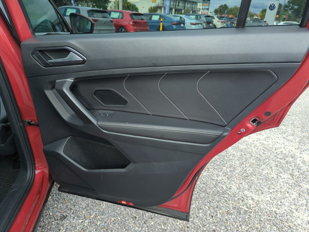 Used 2023 Volkswagen Tiguan SE w/ Panoramic Sunroof Package FWD image 31