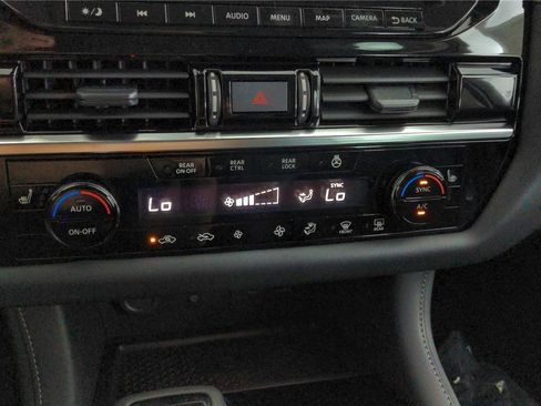 Used 2023 Nissan Pathfinder SL image 39