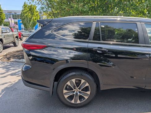Used 2023 Toyota Highlander XLE AWD/4WD image 9