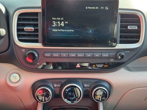 Used 2025 Hyundai Venue Limited image 23