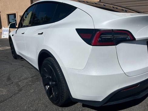 Used 2022 Tesla Model Y Long Range AWD/4WD image 23