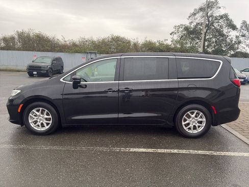 Used 2024 Chrysler Pacifica Touring-L image 3