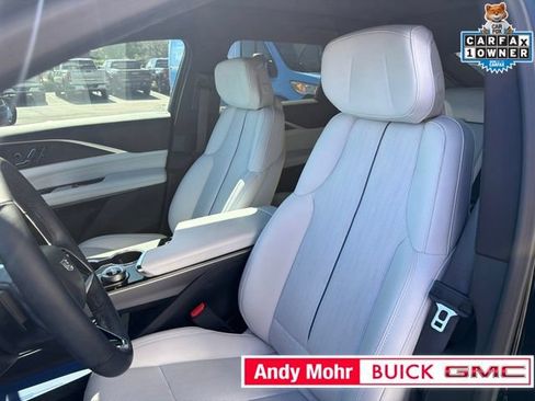 Used 2025 Cadillac Lyriq Sport AWD/4WD image 17