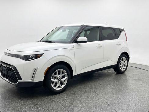 Used 2025 Kia Soul LX w/ LX Technology Package image 3