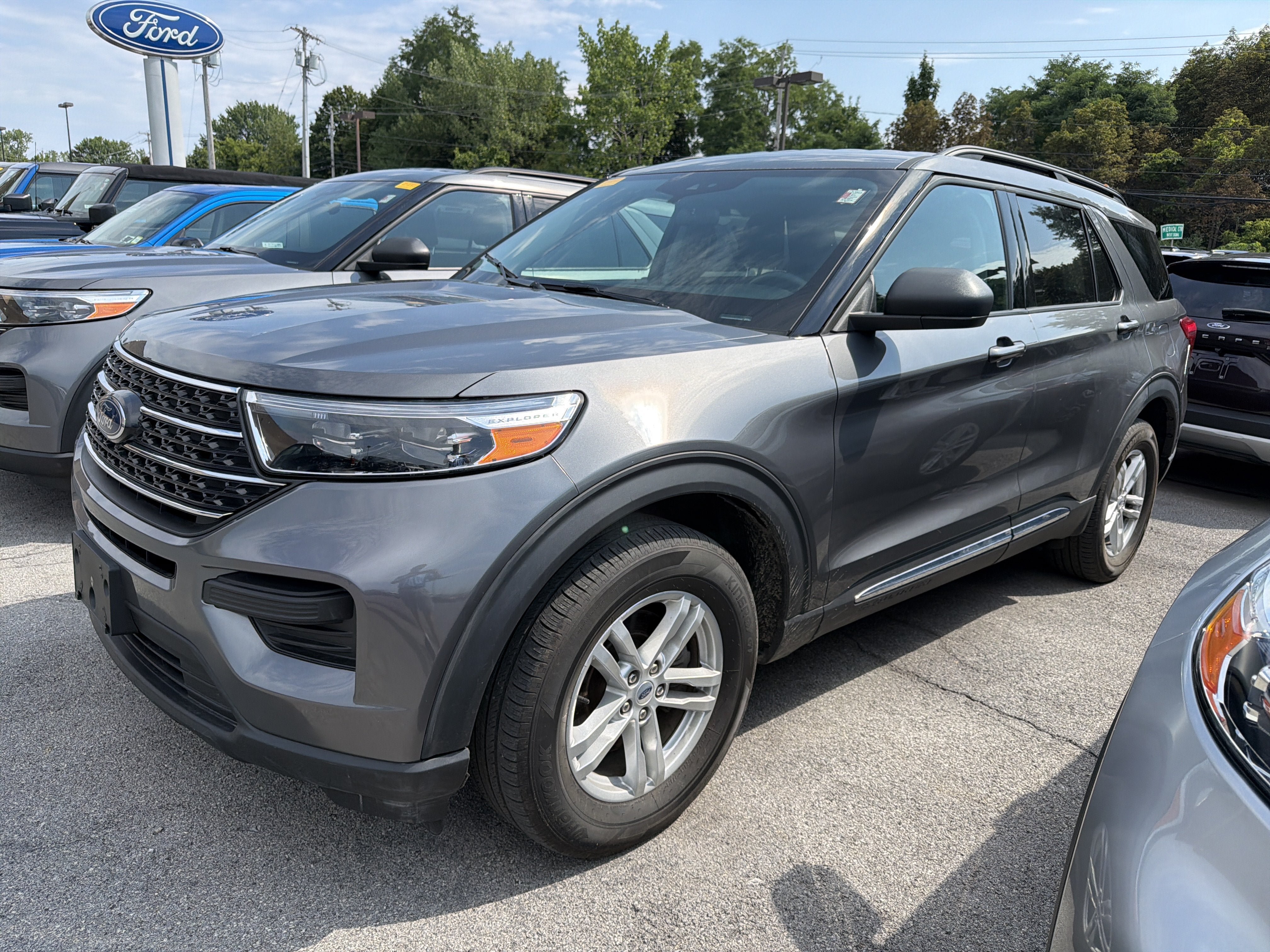 Used 2023 Ford Explorer XLT AWD/4WD image 4