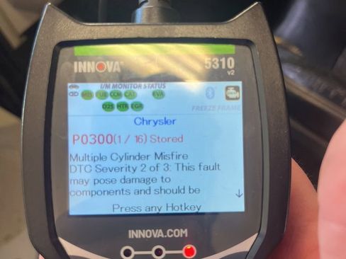 Used 2015 Chrysler Town & Country Touring image 3