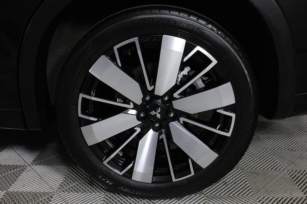 Used 2025 Mitsubishi Outlander AWD image 42