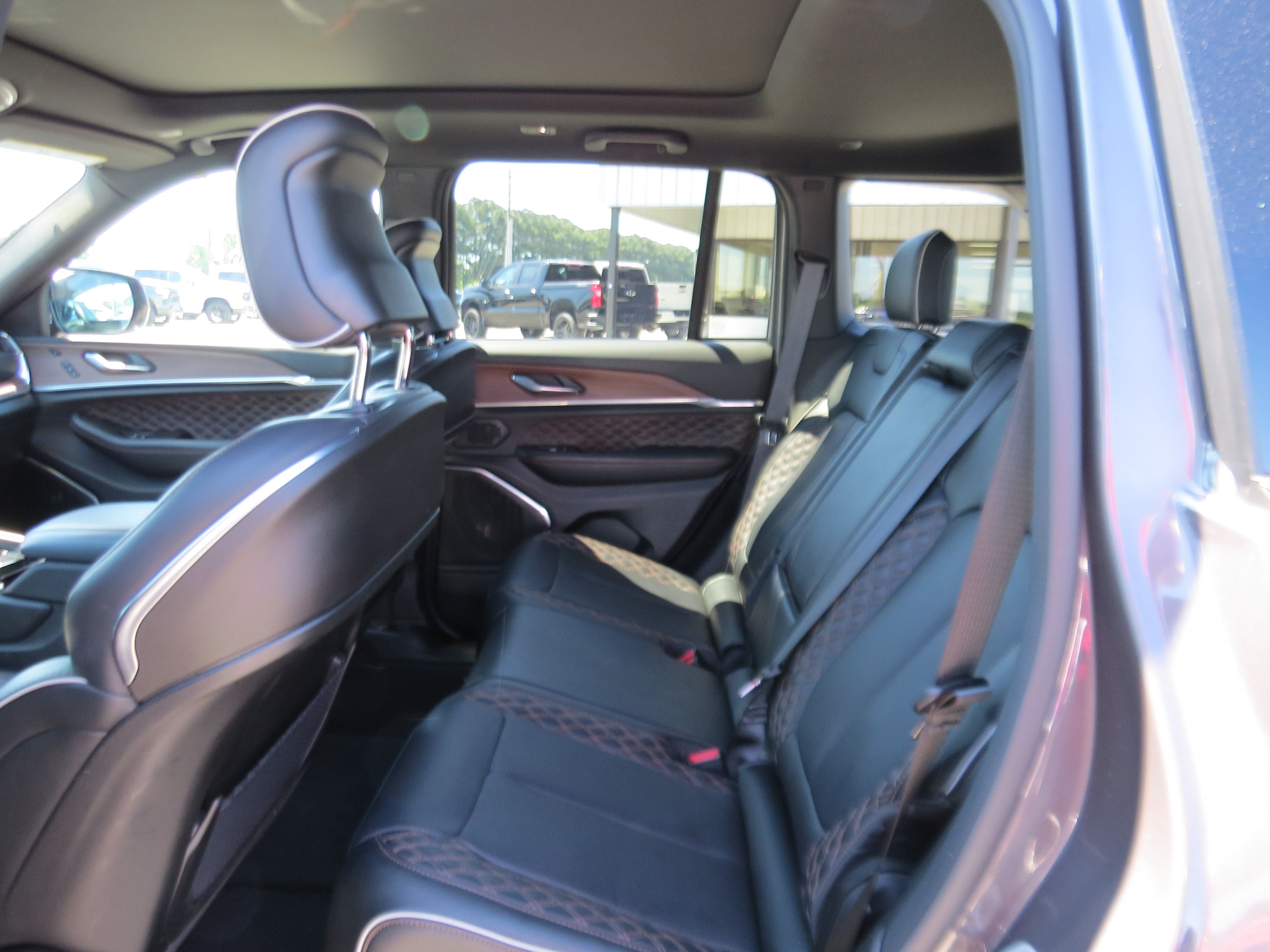 Used 2025 Jeep Grand Cherokee Summit AWD/4WD image 14