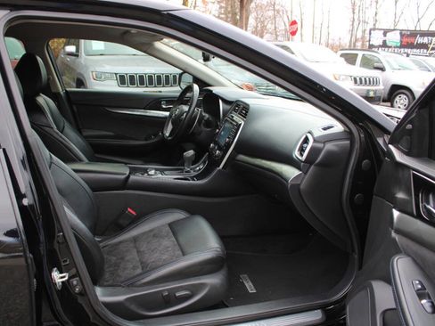 Used 2016 Nissan Maxima SR w/ Interior Lighting Package image 28