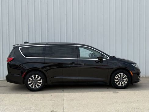 Used 2024 Chrysler Pacifica Limited FWD image 3