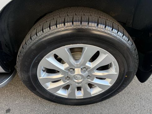Used 2010 Toyota Sequoia Limited AWD/4WD image 59