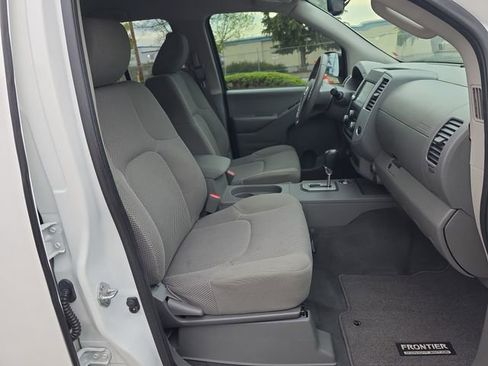 Used 2021 Nissan Frontier SV w/ Midnight Edition Floor Mats AWD/4WD image 11