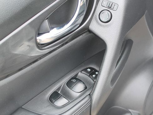 Used 2018 Nissan Rogue S image 10