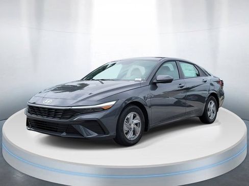 Used 2026 Hyundai Elantra SE FWD image 2