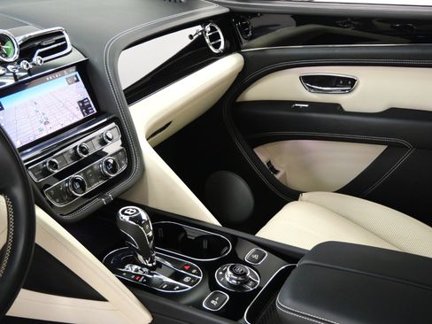 Used 2023 Bentley Bentayga AWD/4WD image 17