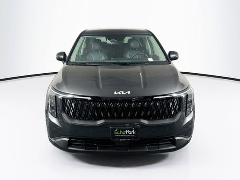 Used 2025 Kia Carnival FWD image 2