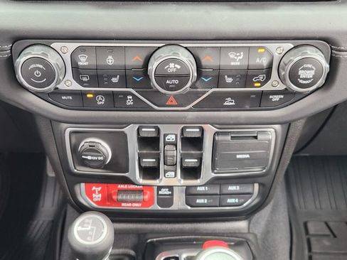 Certified 2025 Jeep Gladiator Mojave w/ Convenience Group AWD/4WD image 18