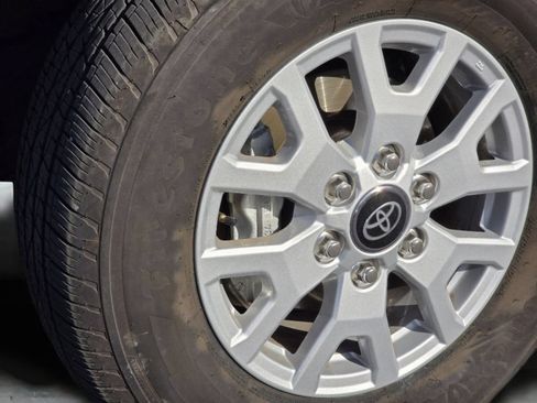 Certified 2025 Toyota Tacoma SR5 AWD/4WD image 30