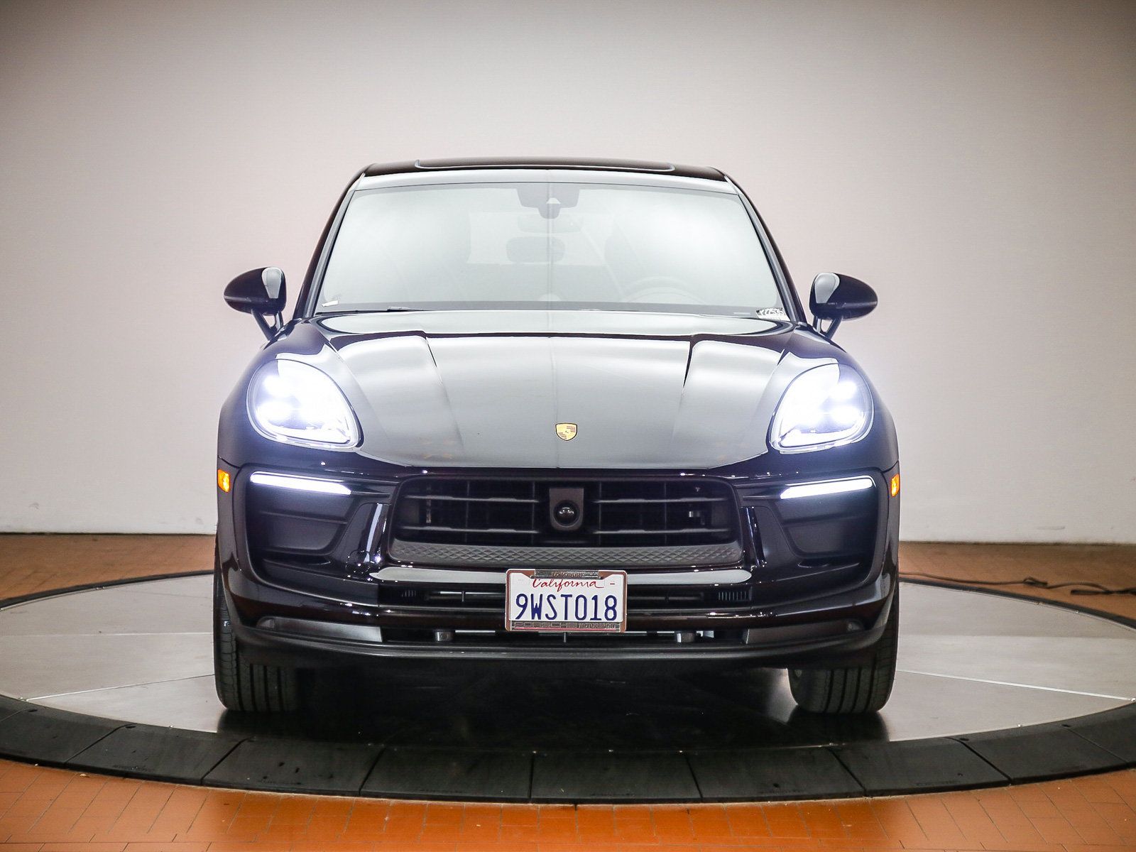 Certified 2025 Porsche Macan AWD/4WD image 10