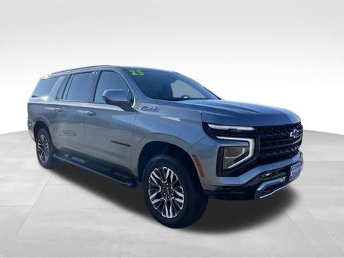 Used 2025 Chevrolet Suburban Z71 image 9