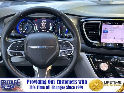 Used 2021 Chrysler Pacifica Touring-L FWD image 14