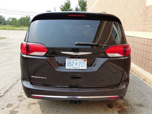 Used 2019 Chrysler Pacifica Touring-L FWD image 9