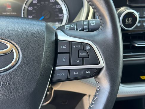 Used 2023 Toyota Highlander XLE AWD/4WD image 28