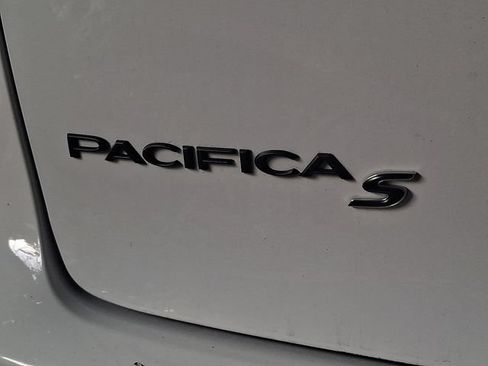 Used 2025 Chrysler Pacifica Limited FWD image 10