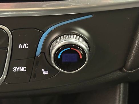 Used 2022 Chevrolet Traverse LT image 27