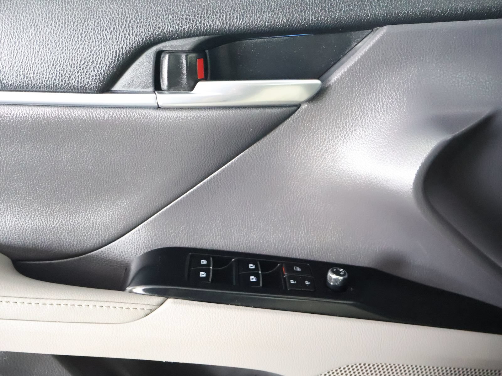 Used 2020 Toyota Camry XLE FWD image 29