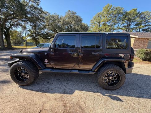 Used 2013 Jeep Wrangler Unlimited Sahara image 8