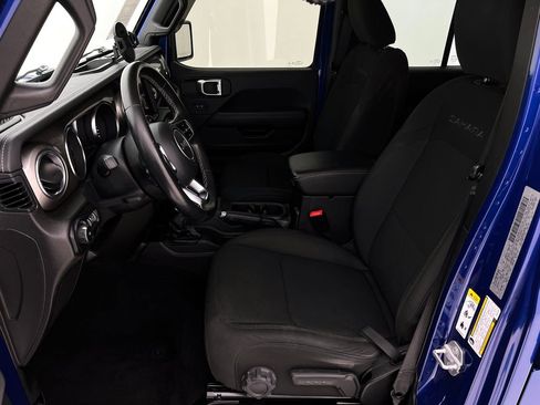 Used 2018 Jeep Wrangler Unlimited Sahara image 11