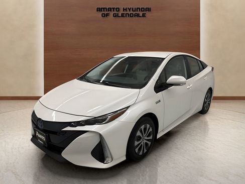 Used 2020 Toyota Prius Prime XLE FWD image 2