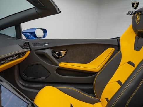 Used 2023 Lamborghini Huracan EVO image 36