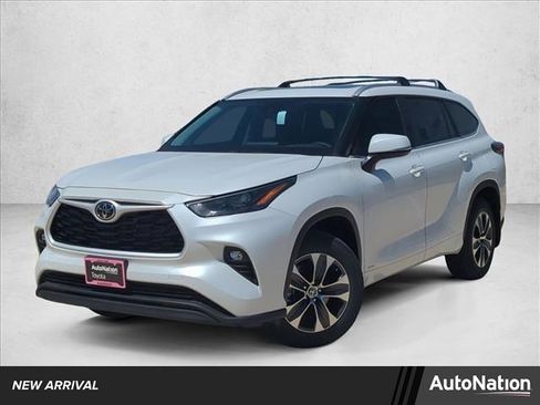New 2026 Toyota Highlander XLE image 1