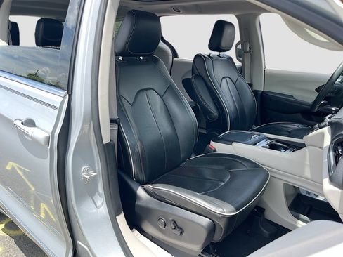 Used 2023 Chrysler Pacifica Limited FWD image 30