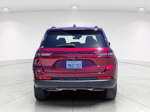 Used 2025 Jeep Grand Cherokee Altitude AWD/4WD image 5