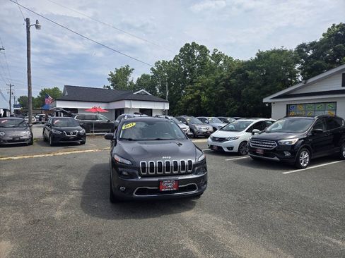 Used 2017 Jeep Cherokee Limited AWD/4WD image 2