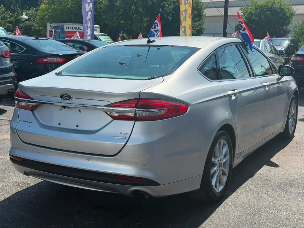 Used 2017 Ford Fusion SE w/ Fusion SE Technology Package FWD image 5