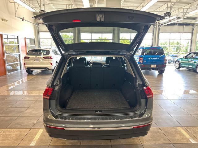 Used 2020 Volkswagen Tiguan SEL AWD/4WD image 29